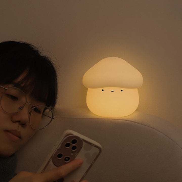 Lámpara de mesa LED recargable por USB para niños con forma de hongo, de ABS y silicona, luz nocturna con función de temporizador para dormitorio 