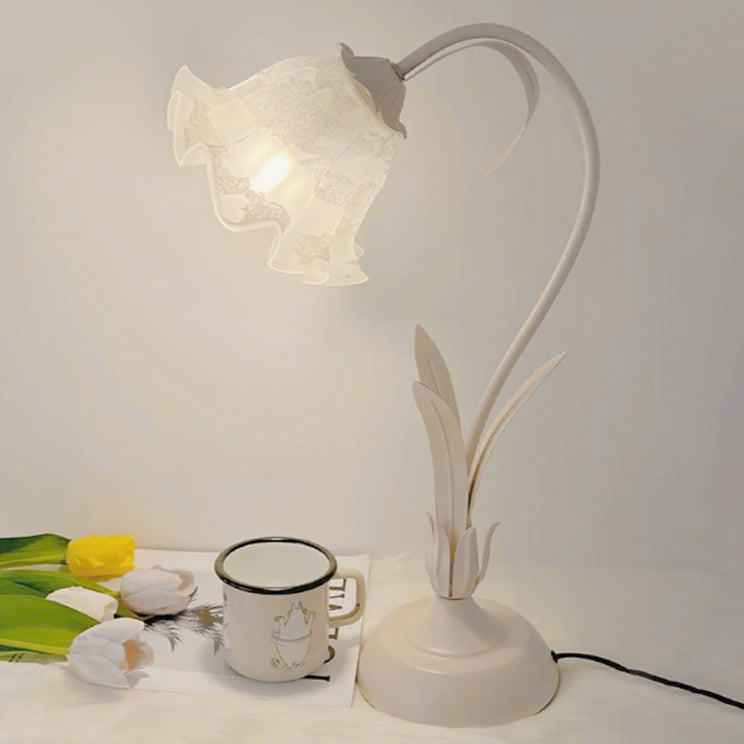 Traditionelle rustikale Blumen-Eisen-Acryl 1-Licht-Tischlampe für das Studium 