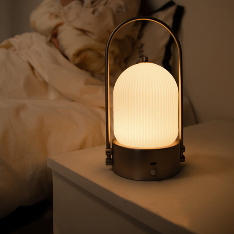 Lámpara de mesa LED USB portátil inductiva de vidrio y hierro metálico ovalado minimalista moderno para dormitorio 
