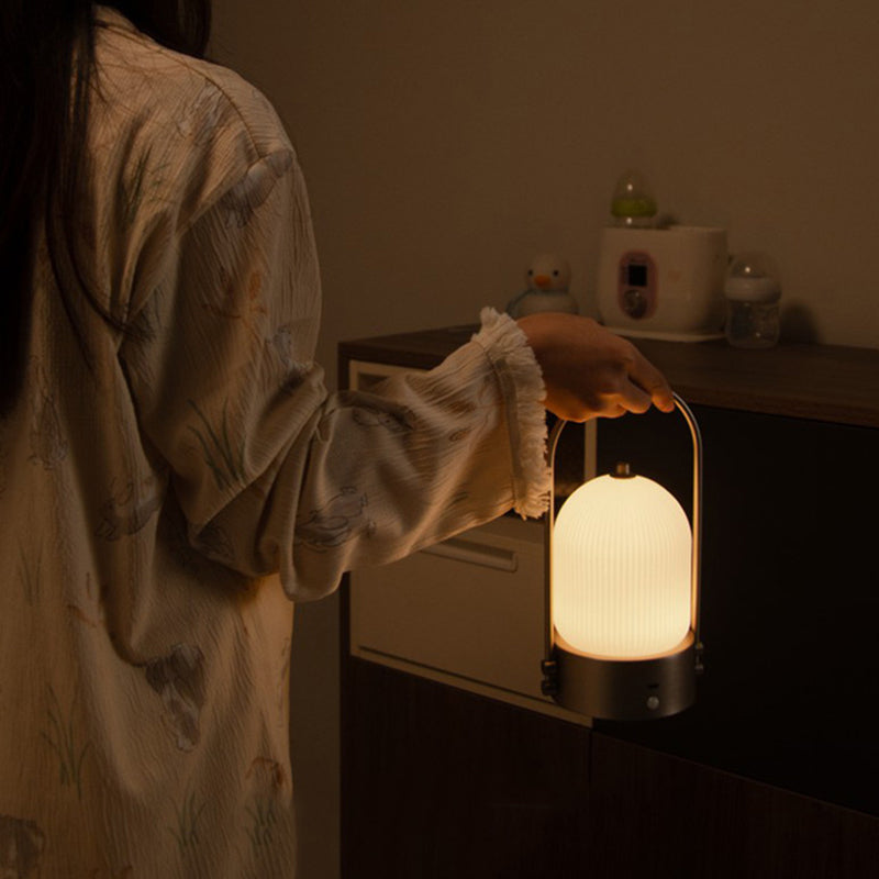 Lámpara de mesa LED USB portátil inductiva de vidrio y hierro metálico ovalado minimalista moderno para dormitorio 