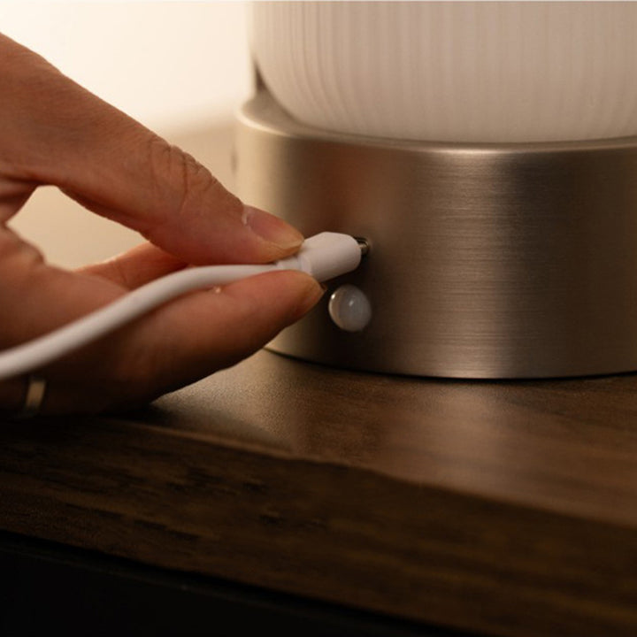 Lámpara de mesa LED USB portátil inductiva de vidrio y hierro metálico ovalado minimalista moderno para dormitorio 