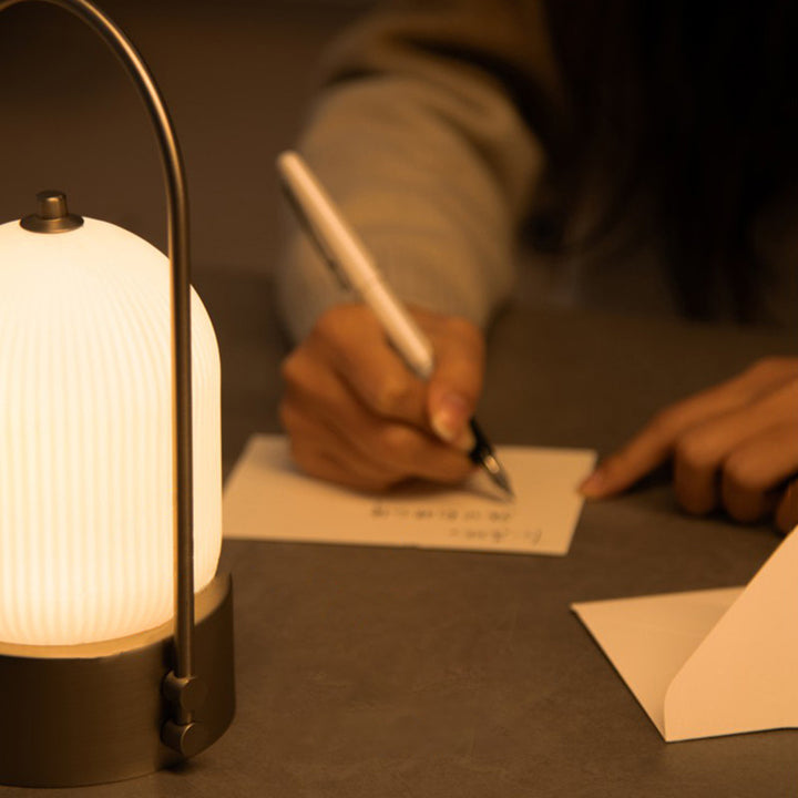 Lámpara de mesa LED USB portátil inductiva de vidrio y hierro metálico ovalado minimalista moderno para dormitorio 