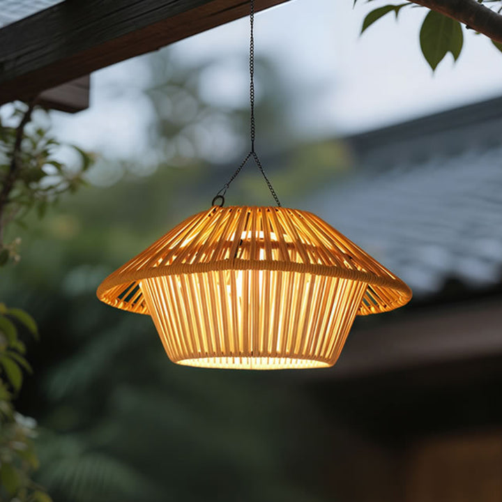 Traditionelle rustikale wasserdichte Solar-USB-Pilz-Rattan-Webeisen-Außen-LED-Pendelleuchte Landschaftsbeleuchtung für den Garten 