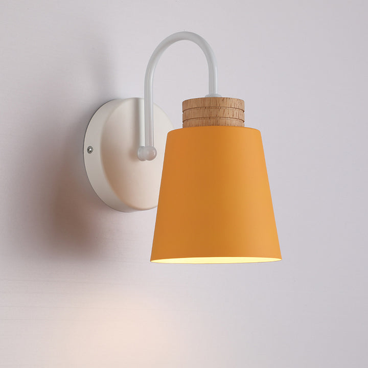 Zeitgenössische nordische zylindrische Holz-Eisen-Wandleuchte mit 1 Licht für das Schlafzimmer 