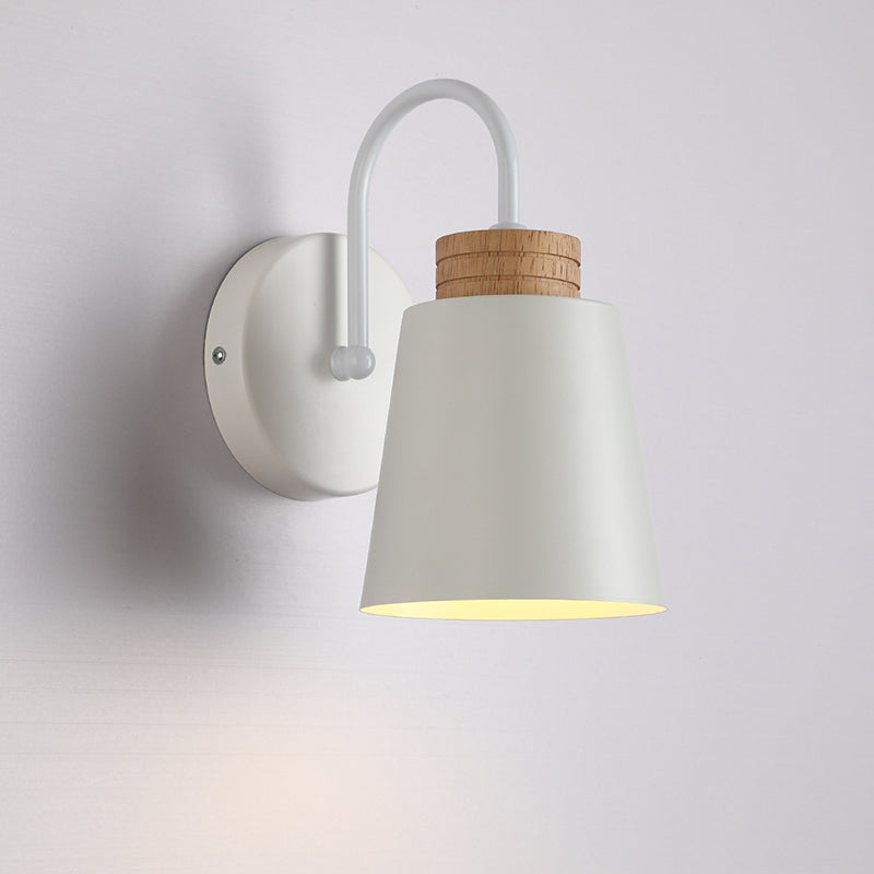 Zeitgenössische nordische zylindrische Holz-Eisen-Wandleuchte mit 1 Licht für das Schlafzimmer 