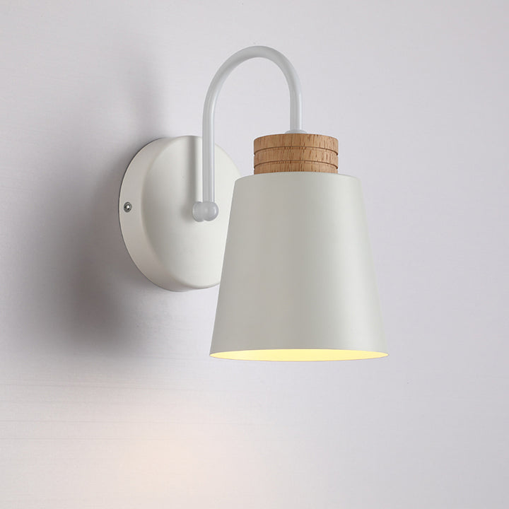 Zeitgenössische nordische zylindrische Holz-Eisen-Wandleuchte mit 1 Licht für das Schlafzimmer 