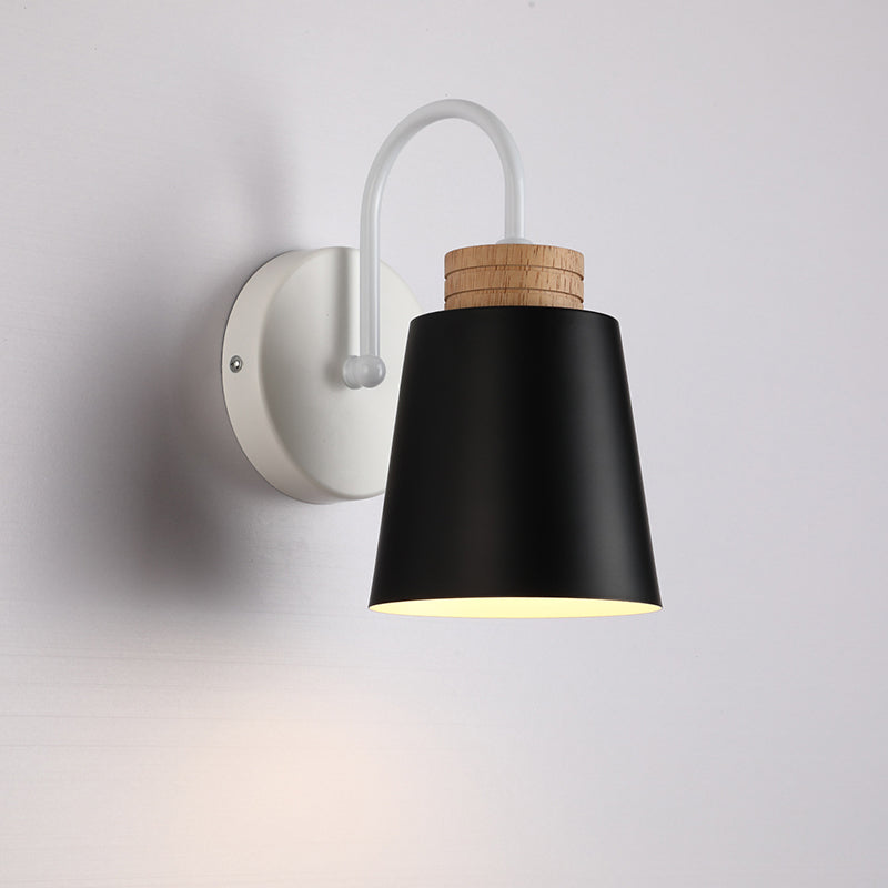 Zeitgenössische nordische zylindrische Holz-Eisen-Wandleuchte mit 1 Licht für das Schlafzimmer 