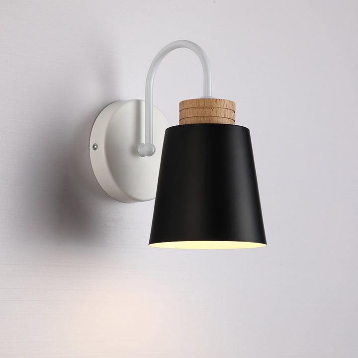 Zeitgenössische nordische zylindrische Holz-Eisen-Wandleuchte mit 1 Licht für das Schlafzimmer 