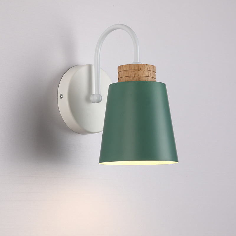 Zeitgenössische nordische zylindrische Holz-Eisen-Wandleuchte mit 1 Licht für das Schlafzimmer 