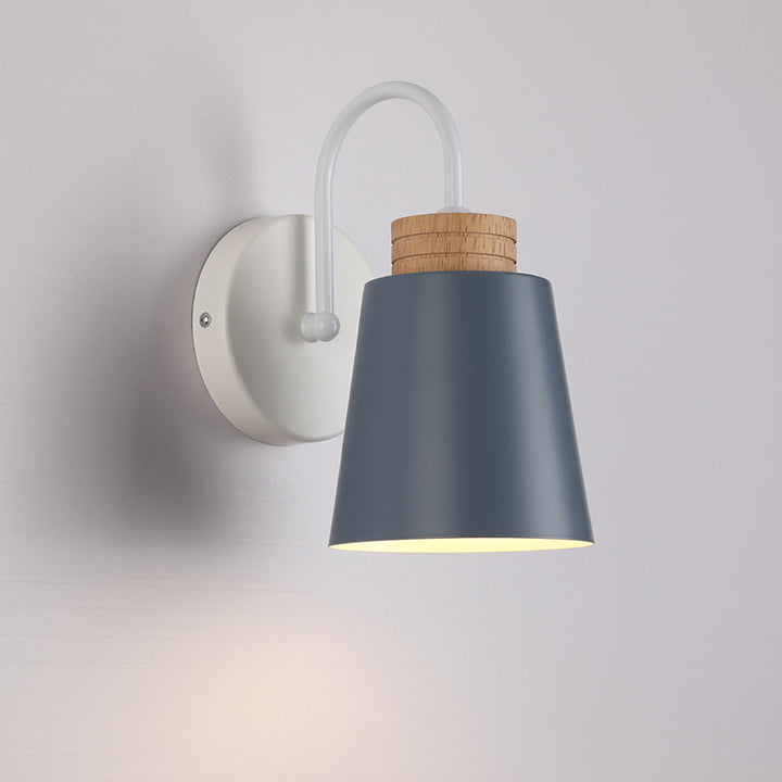 Zeitgenössische nordische zylindrische Holz-Eisen-Wandleuchte mit 1 Licht für das Schlafzimmer 