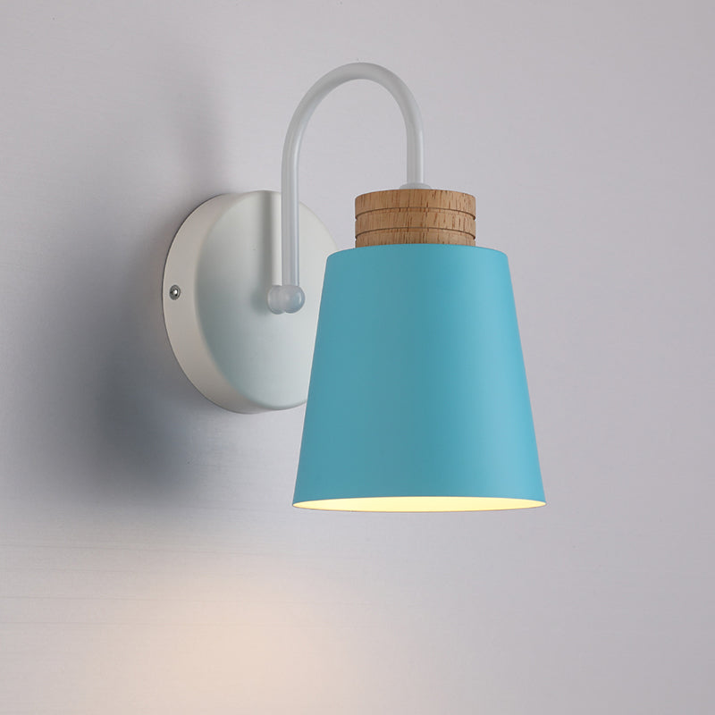 Zeitgenössische nordische zylindrische Holz-Eisen-Wandleuchte mit 1 Licht für das Schlafzimmer 