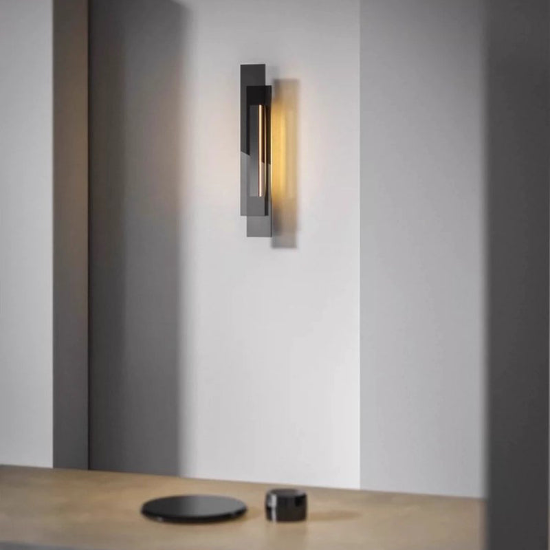 Moderne industrielle LED-Wandleuchte aus Eisen und Glas in ineinander verschlungener rechteckiger Form für den Flur 