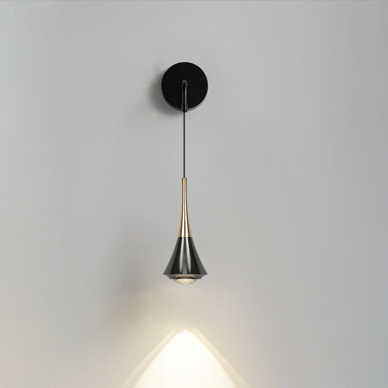مصباح حائط LED خطي من الألومنيوم والحديد بأسلوب إسكندنافي معاصر لغرفة النوم 