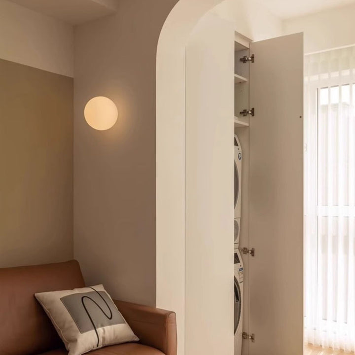 Moderne minimalistische Metall-Glas-Kugel 1-Licht-Wandleuchte für das Wohnzimmer 
