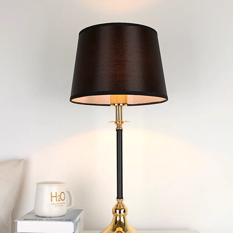 Lampe de table ronde contemporaine de luxe en métal et tissu à 1 lumière pour chambre à coucher 
