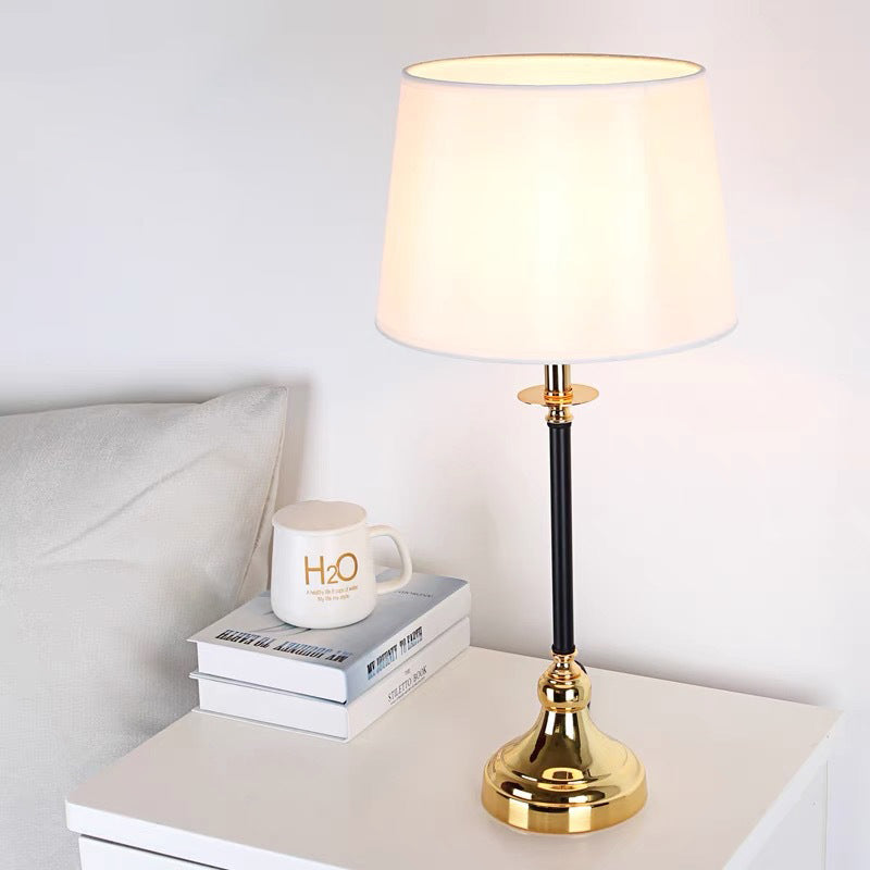 Lampe de table ronde contemporaine de luxe en métal et tissu à 1 lumière pour chambre à coucher 