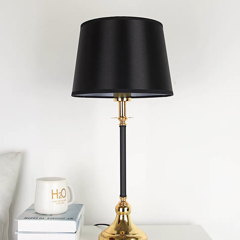 Lampe de table ronde contemporaine de luxe en métal et tissu à 1 lumière pour chambre à coucher 