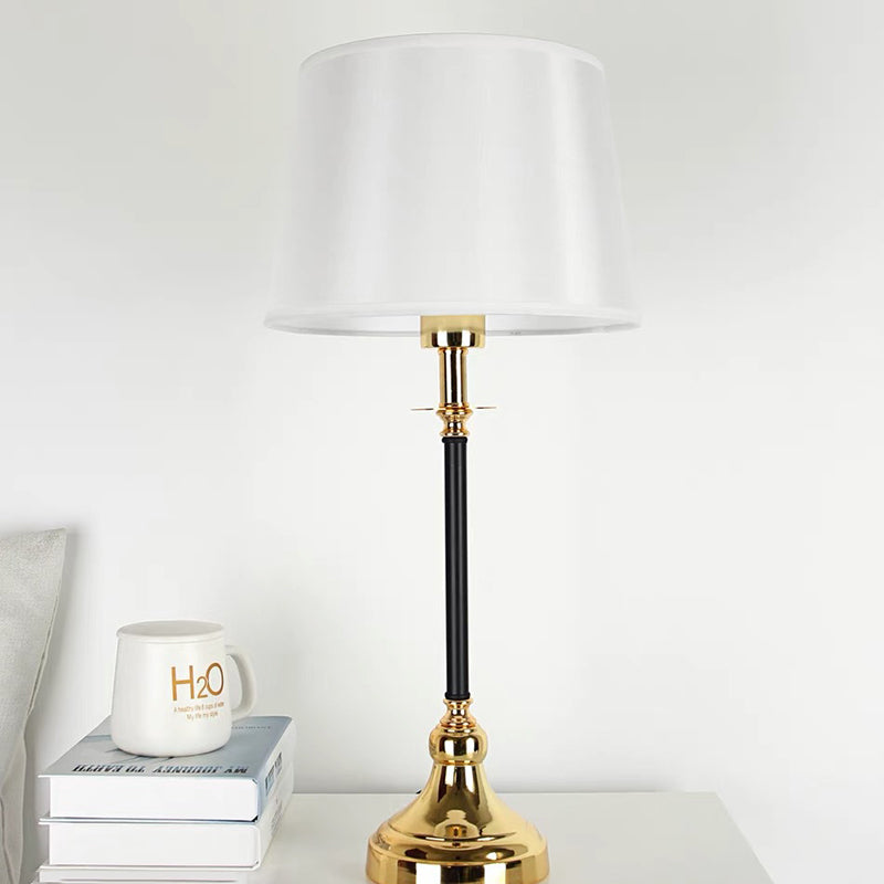 Lampe de table ronde contemporaine de luxe en métal et tissu à 1 lumière pour chambre à coucher 