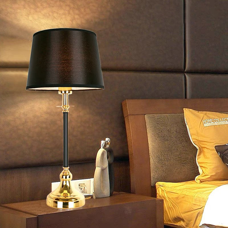 Lampe de table ronde contemporaine de luxe en métal et tissu à 1 lumière pour chambre à coucher 