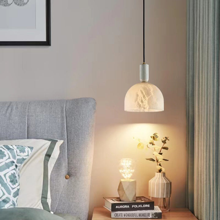 Lustre suspendu en marbre et cuivre à une lumière avec colonne ronde chinoise traditionnelle pour salon 
