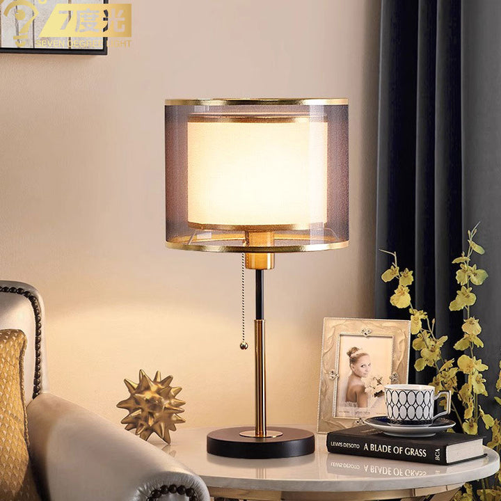 Lámpara de Mesa de Tela de Hierro con Columna Redonda Minimalista Moderna de 1 Luz para Dormitorio 