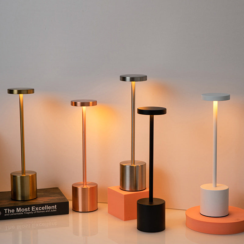 Lampe de table LED en métal cylindrique ronde minimaliste moderne pour salon 