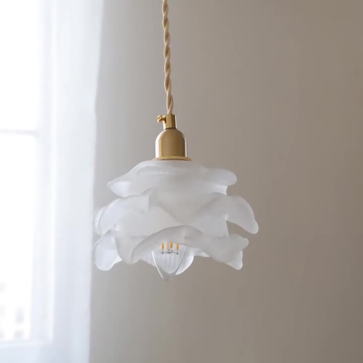 Suspension en cuivre à 1 lumière avec abat-jour en verre en forme de pétale de fleur traditionnelle française pour le salon 