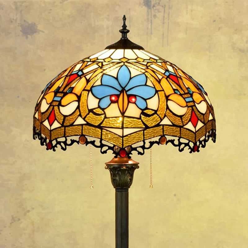 Traditionelle Tiffany-Stehlampe mit rundem Blütenblatt-Glas, Kunstharz und Eisen, 1 Licht, für Wohnzimmer 