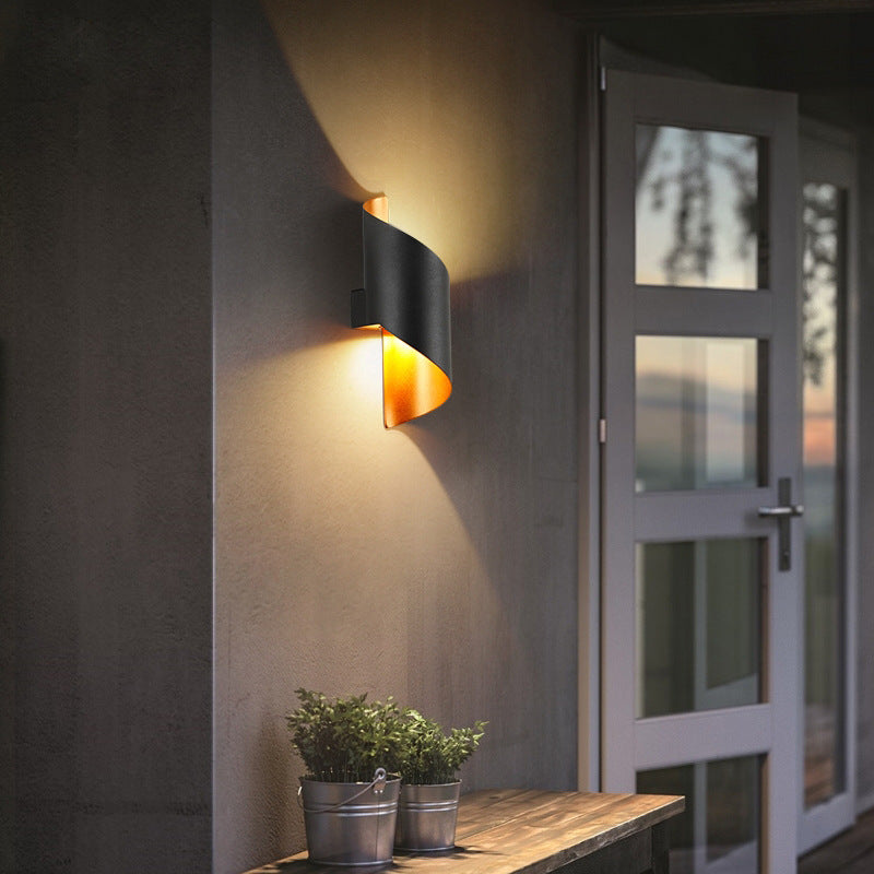مصباح حائطي LED من الألومنيوم بتصميم منحني حديث وبسيط للكمبيوتر للاستخدام الخارجي 