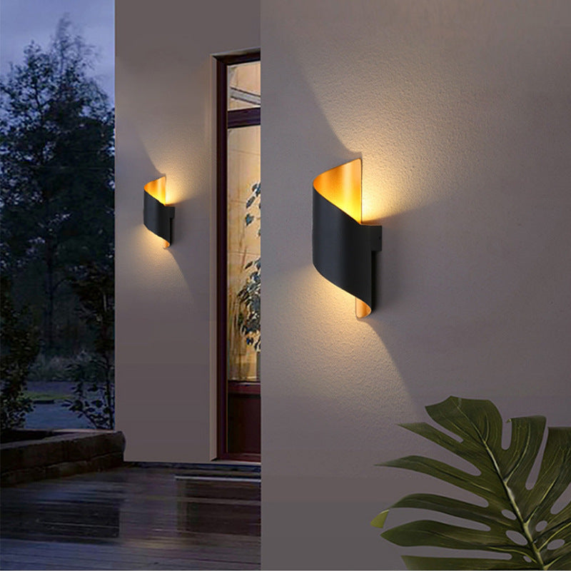 مصباح حائطي LED من الألومنيوم بتصميم منحني حديث وبسيط للكمبيوتر للاستخدام الخارجي 