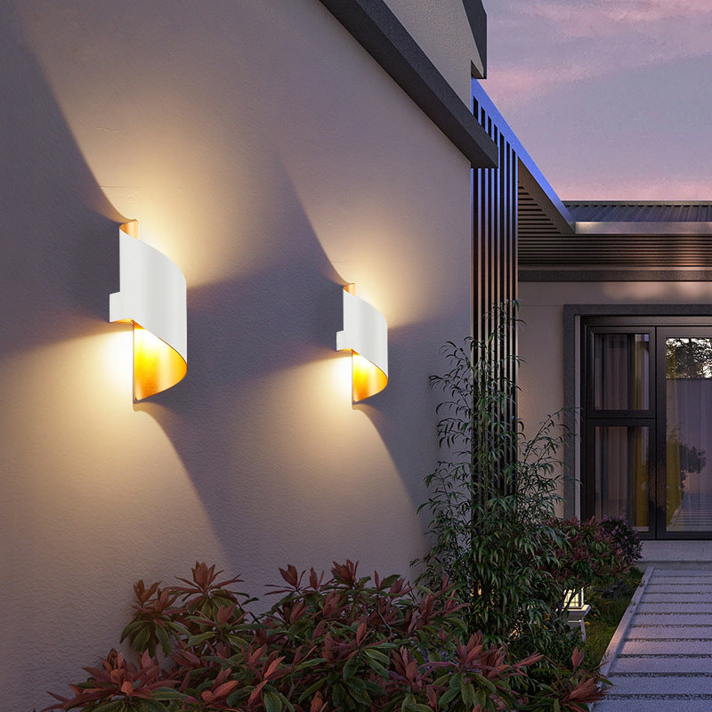 مصباح حائطي LED من الألومنيوم بتصميم منحني حديث وبسيط للكمبيوتر للاستخدام الخارجي 