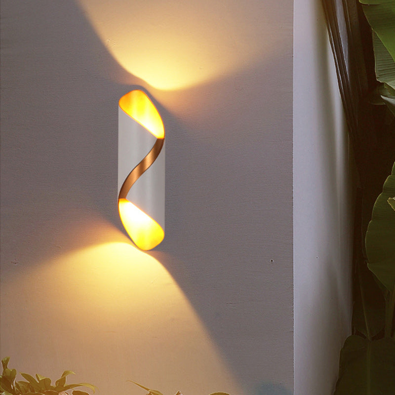 مصباح حائطي LED من الألومنيوم بتصميم منحني حديث وبسيط للكمبيوتر للاستخدام الخارجي 