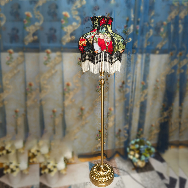 مصباح أرضي قائم بظل قماشي بتصميم تقليدي كلاسيكي مزين بالزهور والشرابة من الحديد بإضاءة واحدة لغرفة المعيشة 