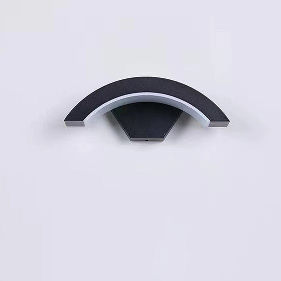 مصباح حائط LED منحني من الألومنيوم البسيط الحديث للفناء الخارجي 