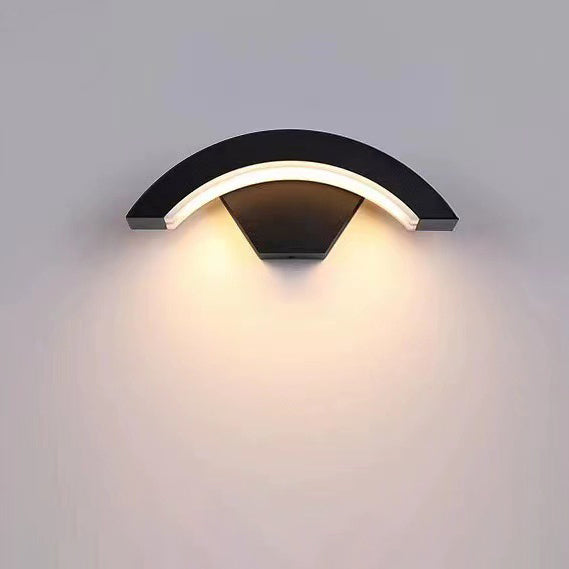 مصباح حائط LED منحني من الألومنيوم البسيط الحديث للفناء الخارجي 