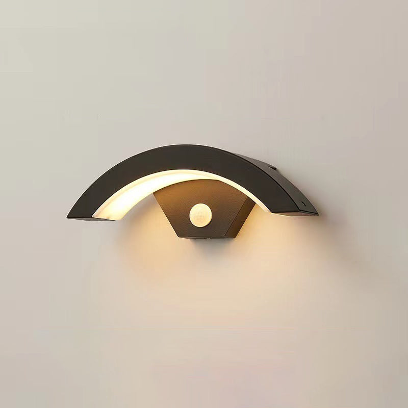 مصباح حائط LED منحني من الألومنيوم البسيط الحديث للفناء الخارجي 