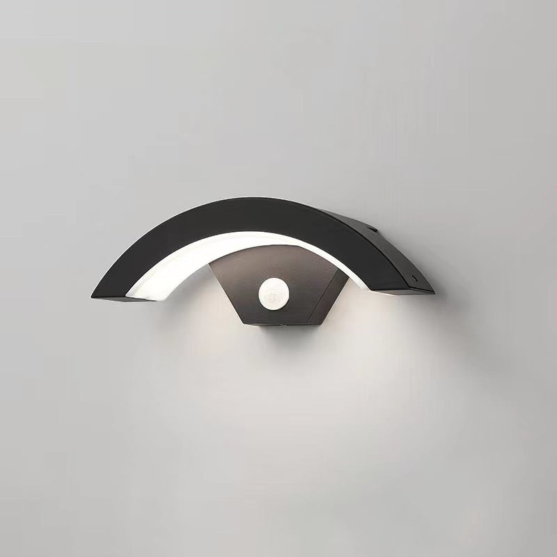 مصباح حائط LED منحني من الألومنيوم البسيط الحديث للفناء الخارجي 