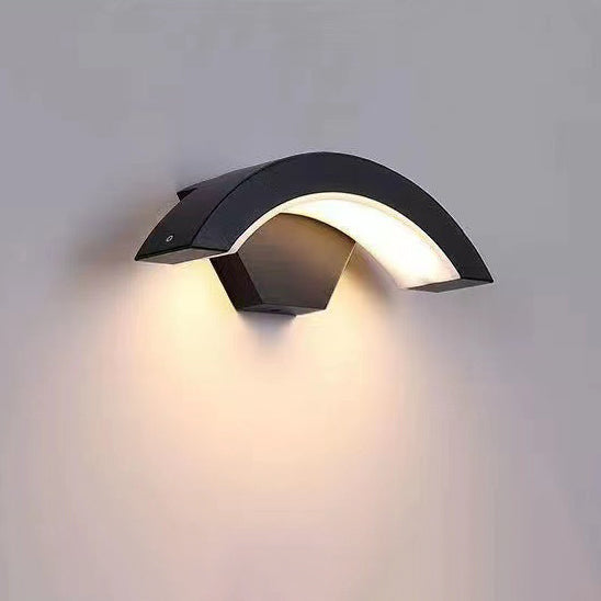 مصباح حائط LED منحني من الألومنيوم البسيط الحديث للفناء الخارجي 