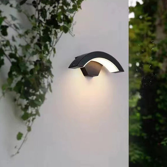 مصباح حائط LED منحني من الألومنيوم البسيط الحديث للفناء الخارجي 