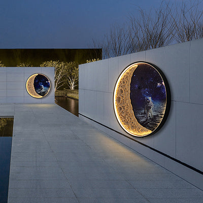 مصباح حائط LED من الراتنج والألومنيوم بتصميم فن ديكو عصري على شكل نجم رائد فضاء للاستخدام في الفناء الخارجي 
