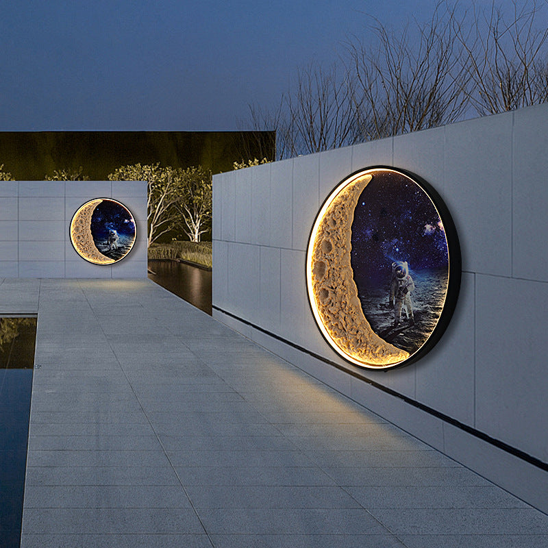 مصباح حائط LED من الراتنج والألومنيوم بتصميم فن ديكو عصري على شكل نجم رائد فضاء للاستخدام في الفناء الخارجي 