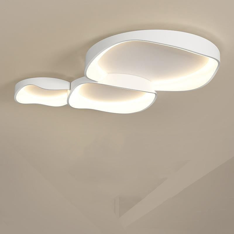 ضوء سقف LED مثبت بشكل مسطح مصنوع من الحديد والبلاستيك PVC مستدير غير منتظم بتصميم حديث وبسيط لغرفة النوم 