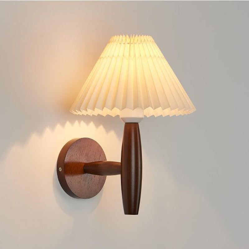 Applique murale moderne minimaliste à colonne plissée en bois avec un abat-jour plissé à 1 lumière pour salon 