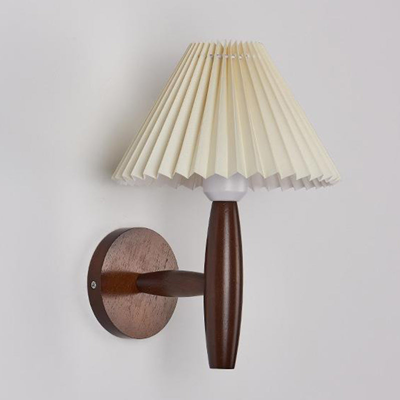 Applique murale moderne minimaliste à colonne plissée en bois avec un abat-jour plissé à 1 lumière pour salon 