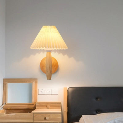 Applique murale moderne minimaliste à colonne plissée en bois avec un abat-jour plissé à 1 lumière pour salon 