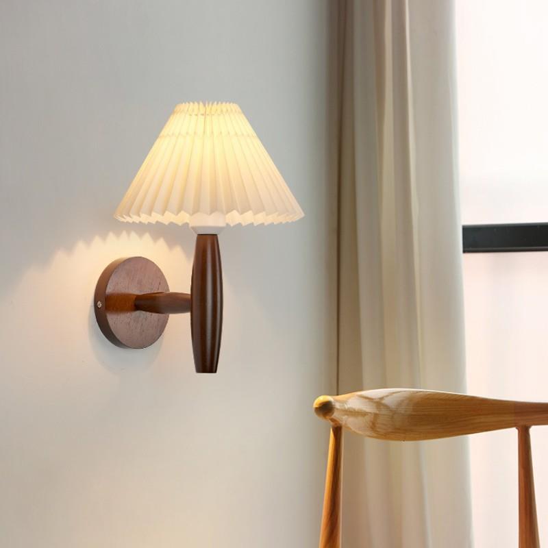 Applique murale moderne minimaliste à colonne plissée en bois avec un abat-jour plissé à 1 lumière pour salon 