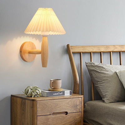 Applique murale moderne minimaliste à colonne plissée en bois avec un abat-jour plissé à 1 lumière pour salon 