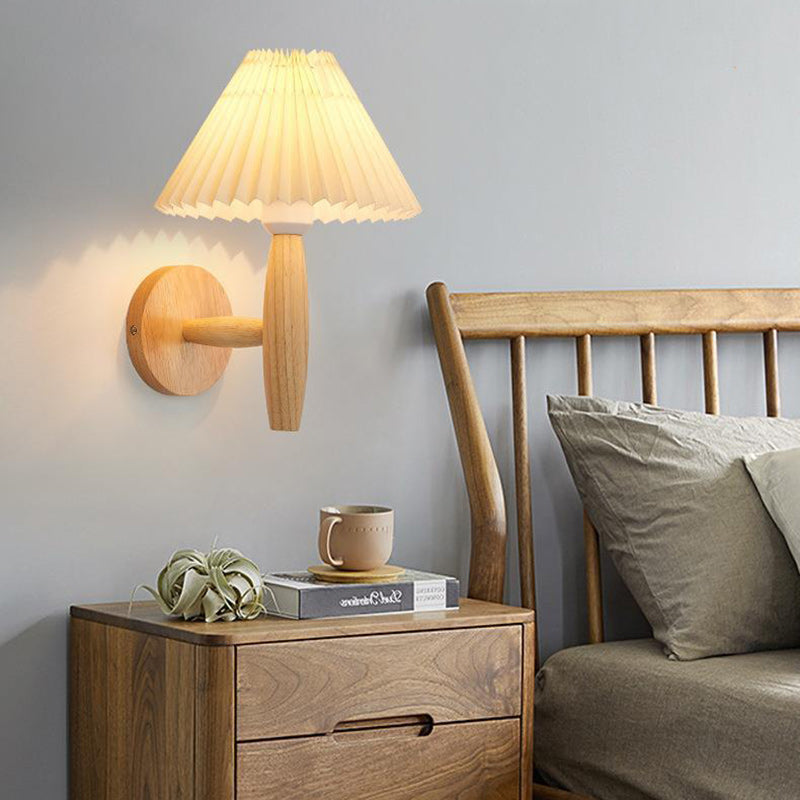 Applique murale moderne minimaliste à colonne plissée en bois avec un abat-jour plissé à 1 lumière pour salon 