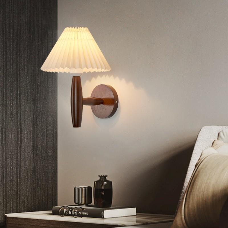 Applique murale moderne minimaliste à colonne plissée en bois avec un abat-jour plissé à 1 lumière pour salon 