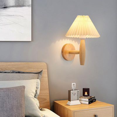 Applique murale moderne minimaliste à colonne plissée en bois avec un abat-jour plissé à 1 lumière pour salon 
